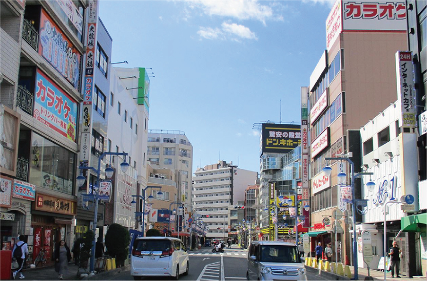 駅前ロータリーから続くメインストリートは、大小さまざまな店舗が軒を連ねています。